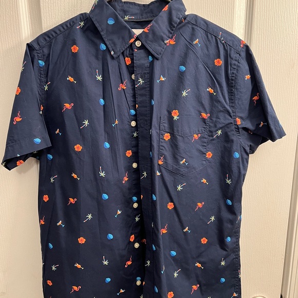 Button up summer shirt.martinis flowers and palm tree design. Aeropostale size M - Picture 2 of 3